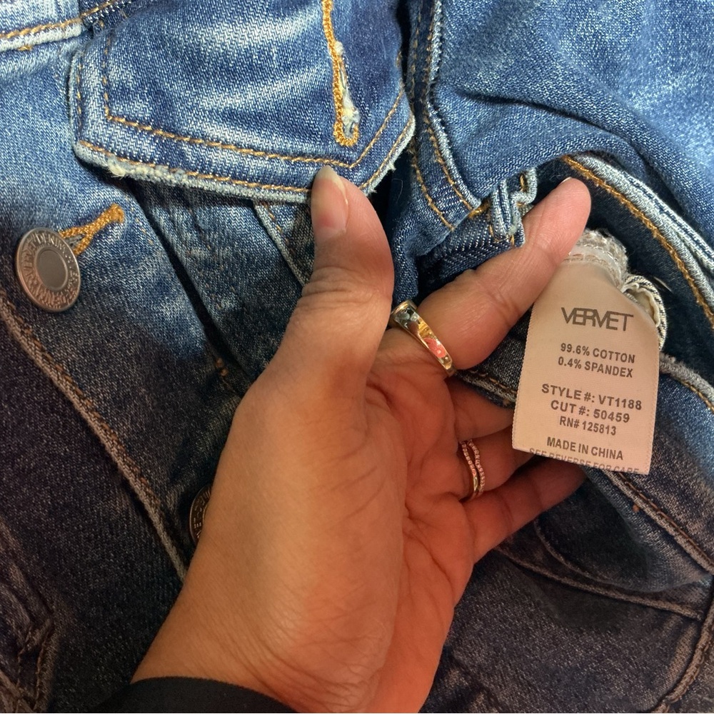 < Vervet Women's Puff Sleeve Trucker Denim Jacket > - Picture 4 of 5